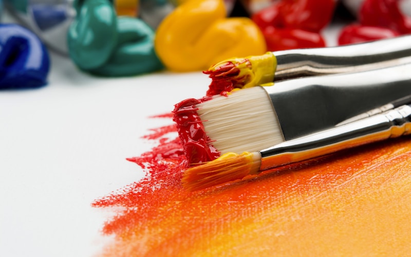 カラフルなキャラクターグッズが並ぶ店内